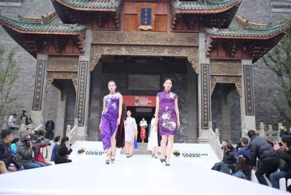 亭台水榭仙鹤齐飞走秀就应在这种天然T台