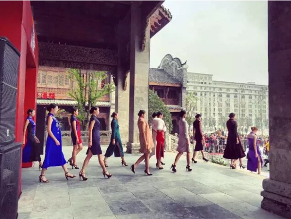 亭台水榭仙鹤齐飞走秀就应在这种天然T台