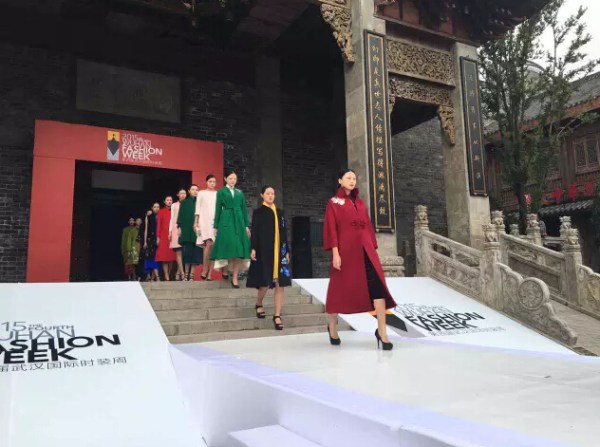 亭台水榭仙鹤齐飞走秀就应在这种天然T台