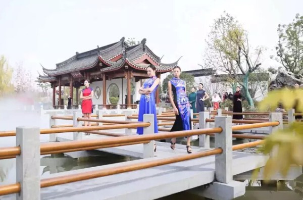 亭台水榭仙鹤齐飞走秀就应在这种天然T台