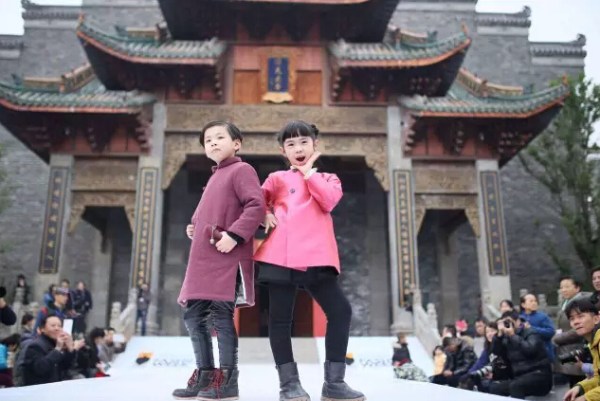 亭台水榭仙鹤齐飞走秀就应在这种天然T台
