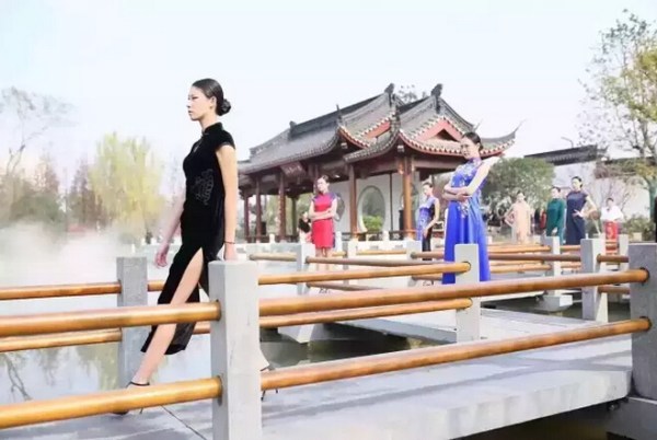亭台水榭仙鹤齐飞走秀就应在这种天然T台