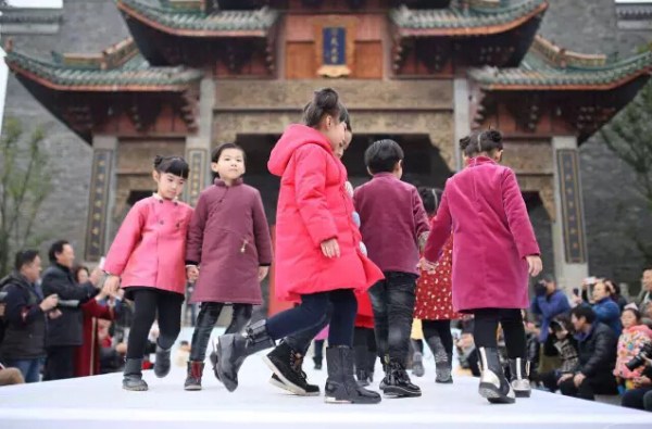 亭台水榭仙鹤齐飞走秀就应在这种天然T台