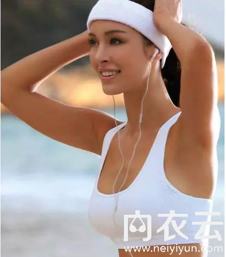 爱运动的姑娘们，不穿运动内衣跑步易下垂！
