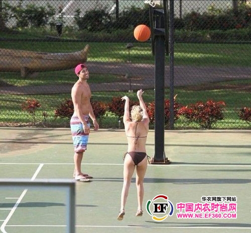 穿比基尼打网球 美国女星度假最抢眼