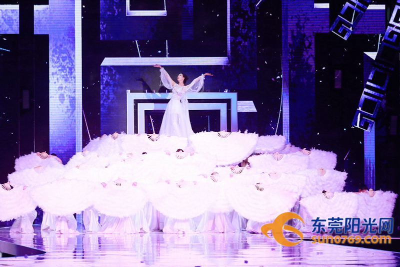 全透明内衣时装表演_时装秀,内衣秀见得太多了,广东花都这几名美女竟然自创了一台粽子...