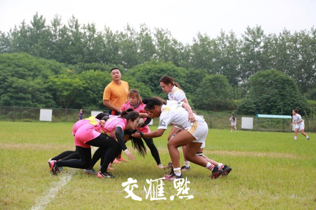 美国女子内衣橄榄球_美国女子荣登世界头号天然波霸宝座