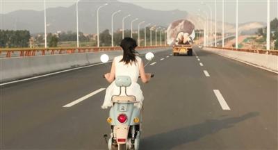 画内衣上街_逆天了！美女人体彩绘上街竟无人发现