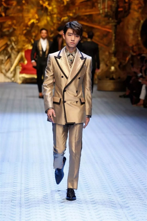 情趣内衣发布会_Dolce&Gabbana举办2019春夏男装时尚发布会,包括男模内衣秀！