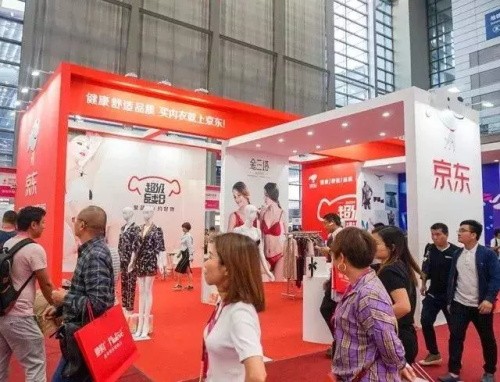 2018深圳内衣展_2018年深圳内衣展隆重开幕,亮瞎了众人的眼球,韩雪竟然意外现身