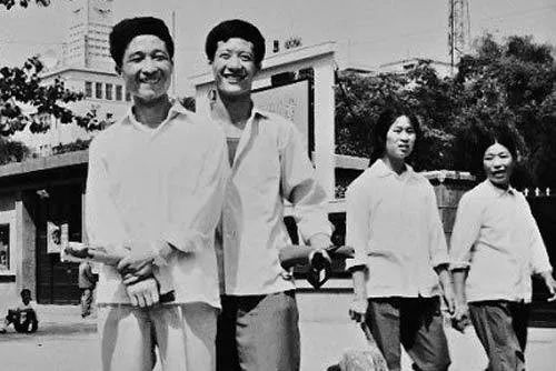 多姿多彩内衣_庆祝改革开放40年,衣服的“穿”越：从“黑灰蓝”到多姿多彩