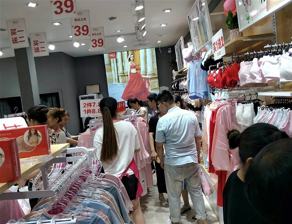 女中学生内衣_学生怒怼导师！美国一女大学生穿内衣答辩