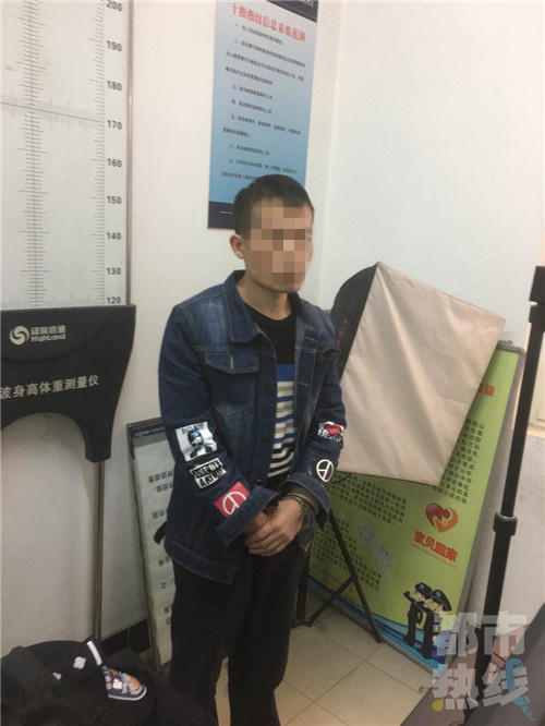 10岁小女孩穿内衣_10岁森碟穿打底小背心,网友：腿比田亮还长,就是造型有点差！