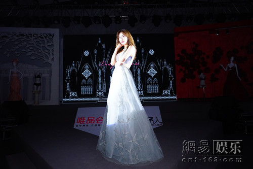 10岁小女孩穿内衣_10岁森碟穿打底小背心,网友：腿比田亮还长,就是造型有点差！