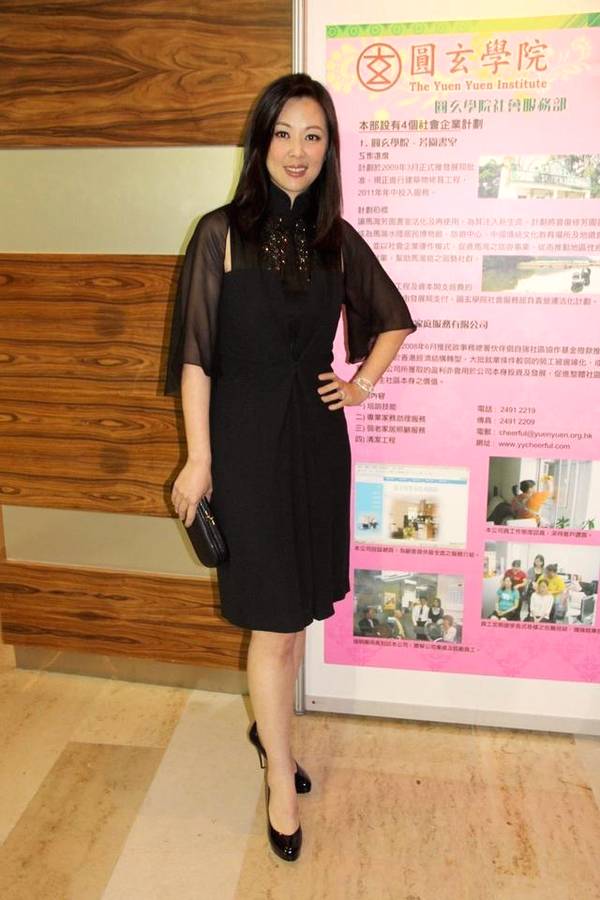 13到15岁女孩穿内衣_画面心酸！穿版模特月入过万竟做这个好好的女孩当众只穿内衣试衣
