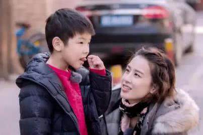 16岁女孩穿的吊带内衣_杨子16岁女儿考上哈佛,毕业礼穿深v礼服,网友：比35岁后妈还老