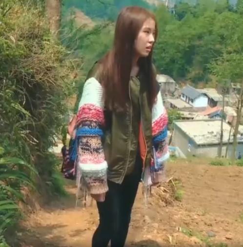 16岁女孩穿什么内衣_16岁女孩月花5万元,吃饭要父母喂,衣服父母穿,出门4辆豪车护送