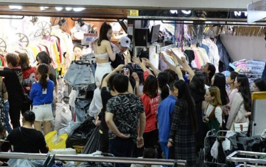 穿内衣上班_拒穿内衣遭解雇女子投诉老板：衣服下穿啥你管得着？