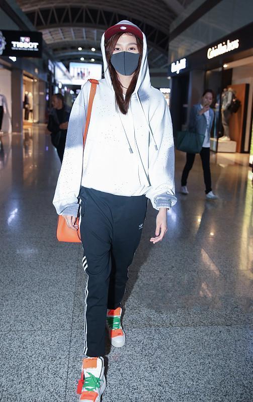 17岁女生穿什么内衣_俄罗斯17岁女生参加高考被安检要求脱掉内衣