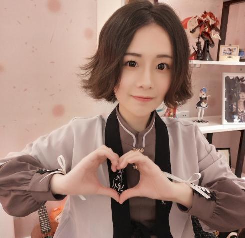 14岁女生穿什么内衣_14岁男生偷学化妆,父母发现后表示支持,穿上裙子比女生还漂亮