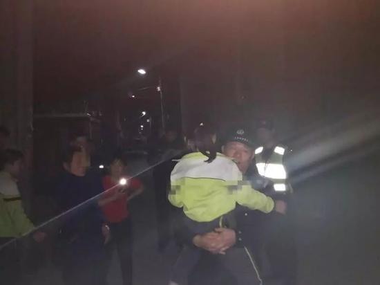 13-14岁女孩内衣图片_视频|男子深夜抢走女孩手机竟为满足13岁儿子愿望