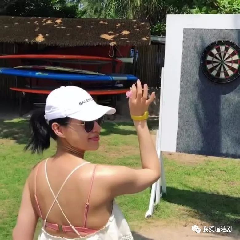 16岁穿的小背心内衣_10岁森碟穿打底小背心,网友：腿比田亮还长,就是造型有点差！(2)