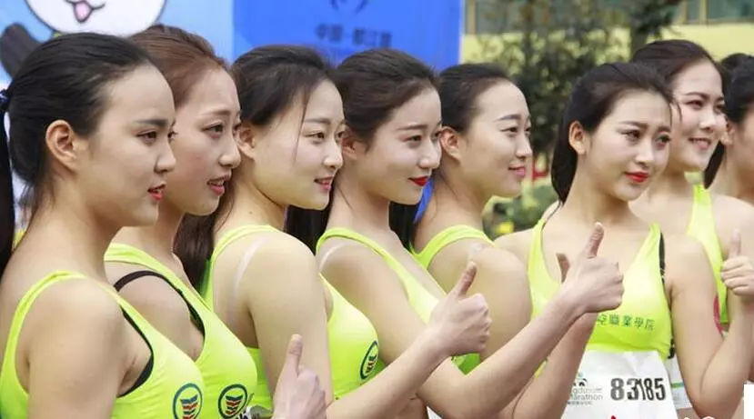 14岁美女内衣_14岁美少女拼命吃肥肉怎么回事？为什么14岁美少女拼命吃肥肉？