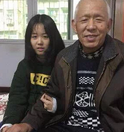 14岁美女内衣_14岁美少女拼命吃肥肉怎么回事？为什么14岁美少女拼命吃肥肉？