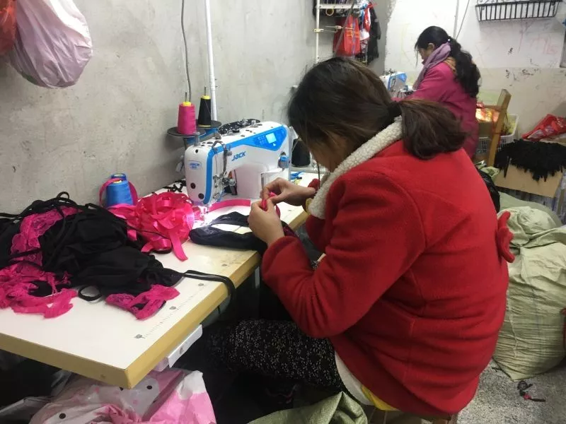 以比赞情趣内衣批发_“维密小镇”火了：卖情趣内衣的90后成导师,还有人找他拍电影
